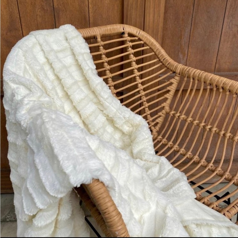 COMMA HOME Plush Throw Blanket